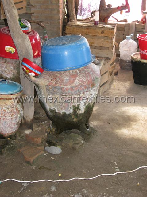 oapan_nahuatl35.JPG - The use of clay urn as a water holder, all the people in this region still use these types of clay urns.
